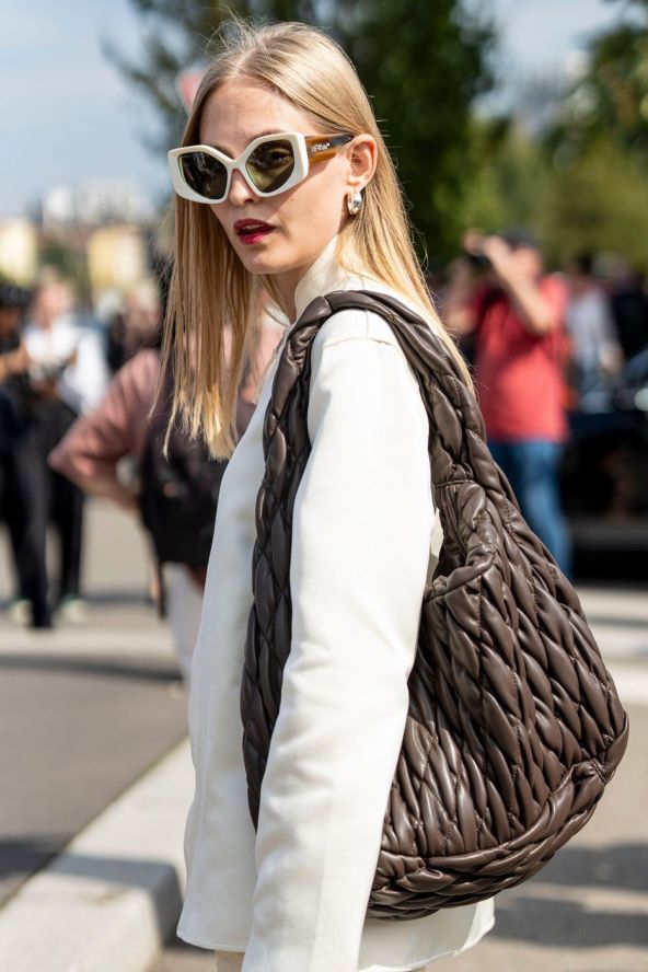 Čokoladno smeđa boja street style jesen 2024