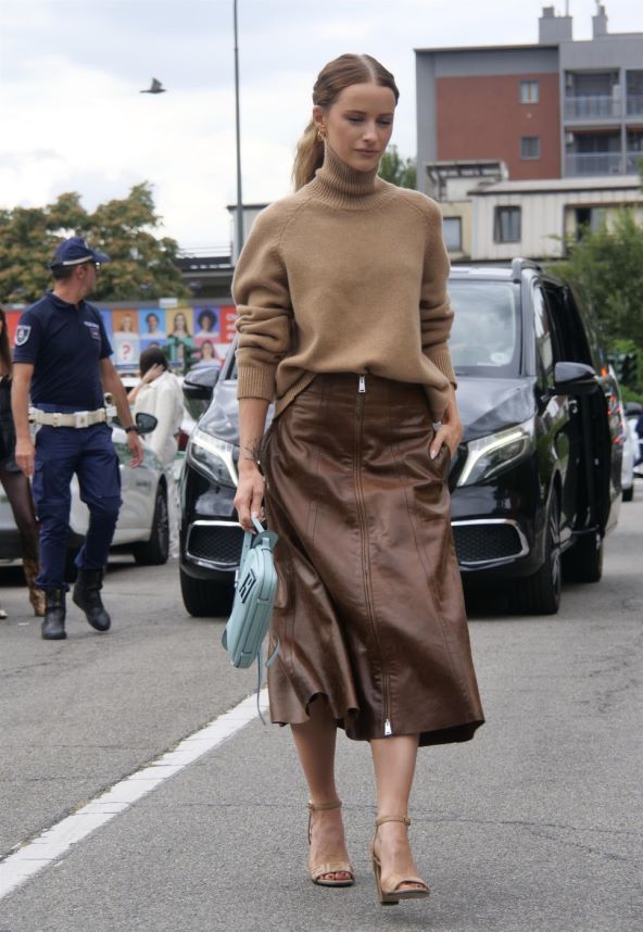 Čokoladno smeđa boja street style jesen 2024