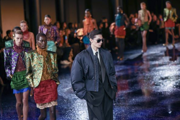 Saint Laurent u Parizu predstavio ženstvenu kolekciju za proljeće 2025