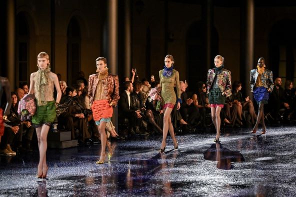 Saint Laurent u Parizu predstavio ženstvenu kolekciju za proljeće 2025