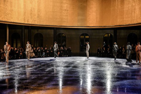 Saint Laurent u Parizu predstavio ženstvenu kolekciju za proljeće 2025