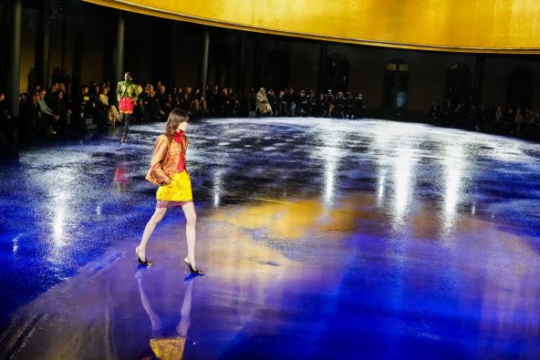 Saint Laurent u Parizu predstavio ženstvenu kolekciju za proljeće 2025