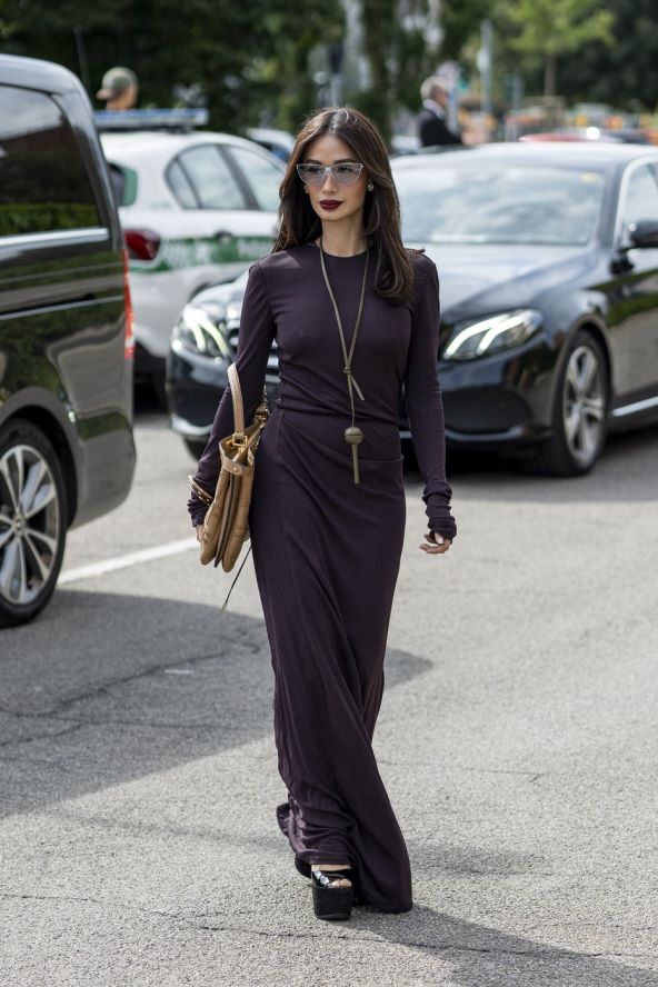 Čokoladno smeđa boja street style jesen 2024