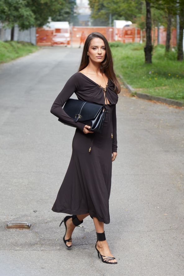 Čokoladno smeđa boja street style jesen 2024