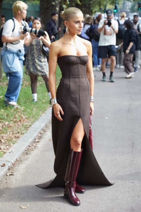 Čokoladno smeđa boja street style jesen 2024
