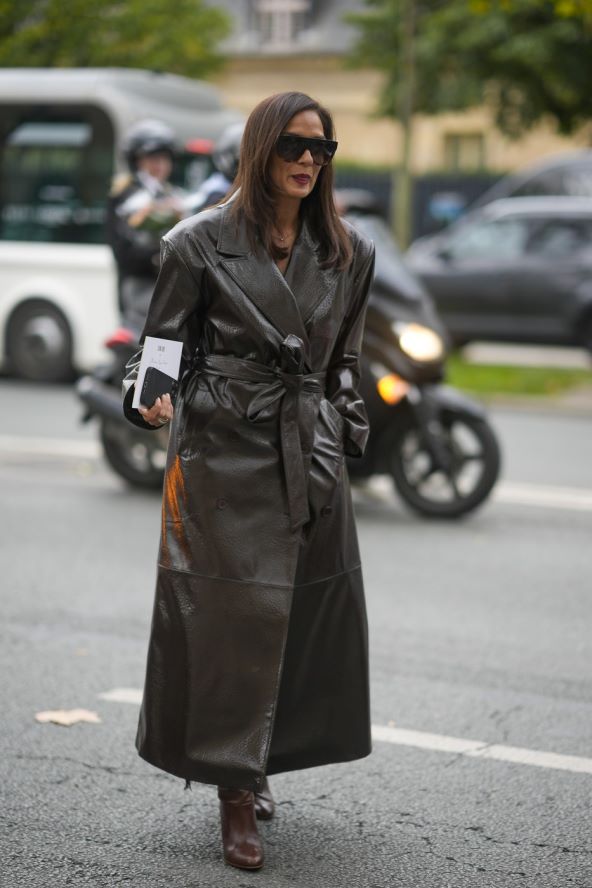 Čokoladno smeđa boja street style jesen 2024