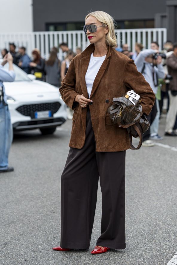 Čokoladno smeđa boja street style jesen 2024