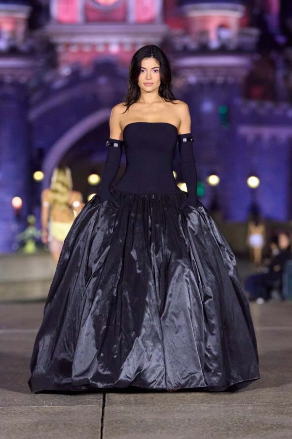 Coperni održao reviju u Disneylandu a pistom je prošetala i Kylie Jenner
