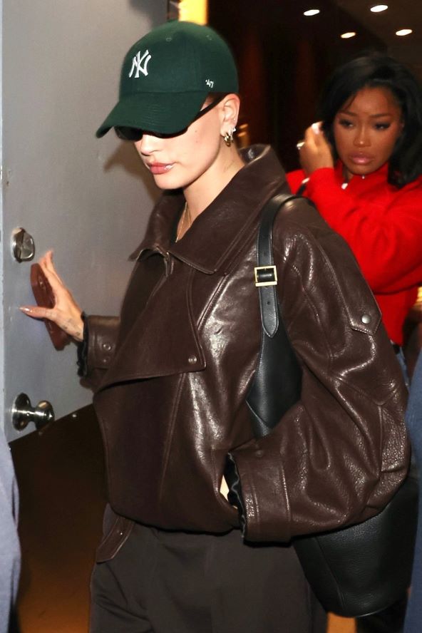 Hailey Bieber nosi trendi smeđu kožnu jaknu