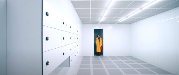 Žuti kaput Demi Moore u filmu The Substance
