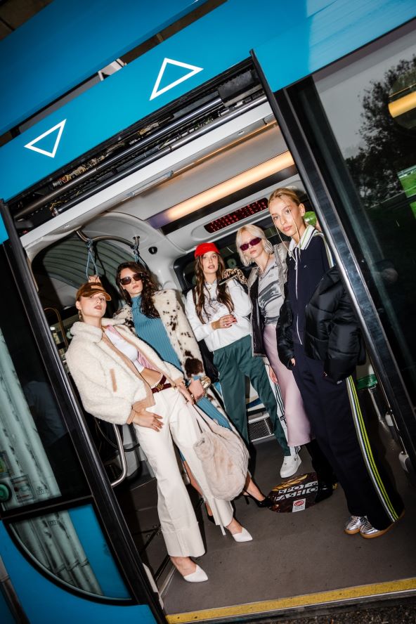 Modna revija u tramvaju koji je prolazio Zagrebom