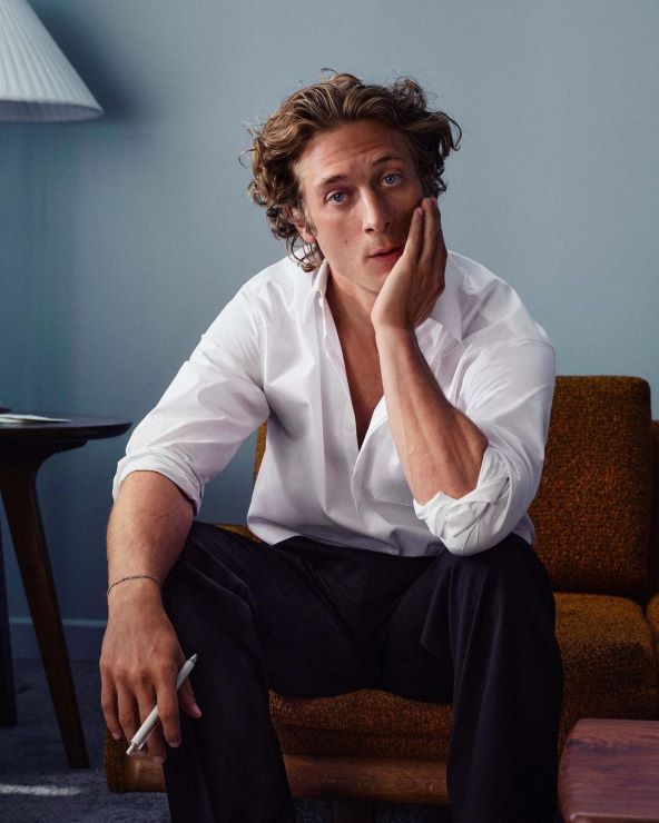 Jeremy Allen White u blagdanskoj kampanji za Calvin Klein