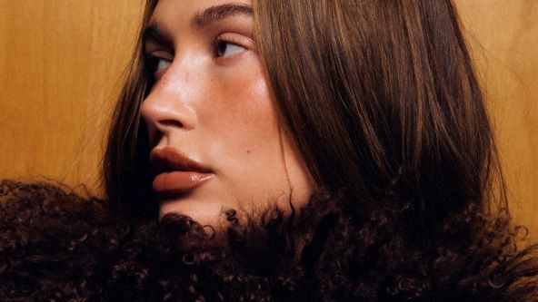Hailey Bieber zna kako se nosi Mocha Mousse boja 2025