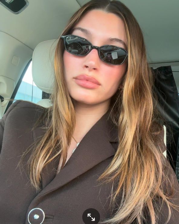 Hailey Bieber zna kako se nosi Mocha Mousse boja 2025