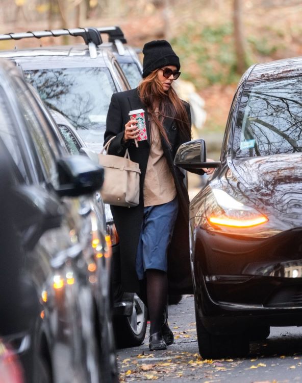 Katie Holmes odlično nosi zimsku kapu