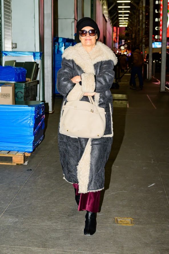 Katie Holmes odlično nosi zimsku kapu
