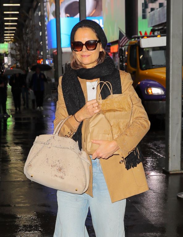 Katie Holmes odlično nosi zimsku kapu