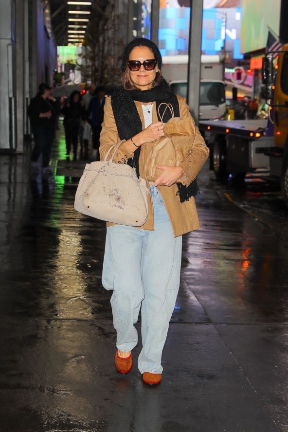 Katie Holmes odlično nosi zimsku kapu
