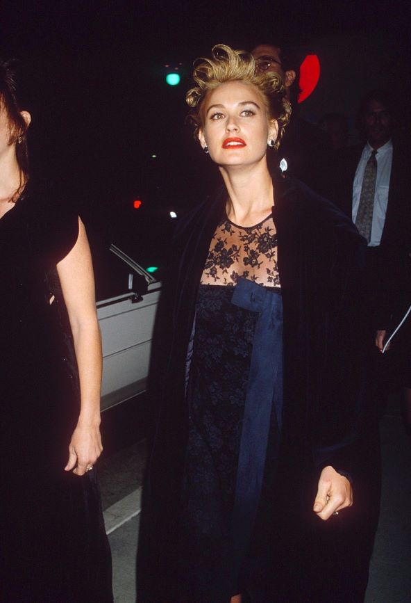 Demi Moore stil iz devedesetih