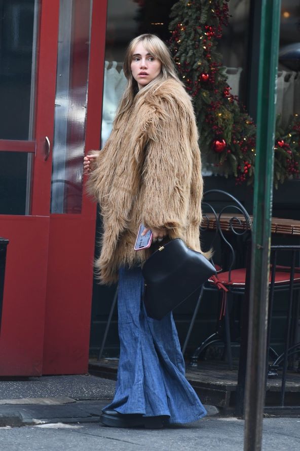 Suki Waterhouse nosi bundu i zvonolike traperice