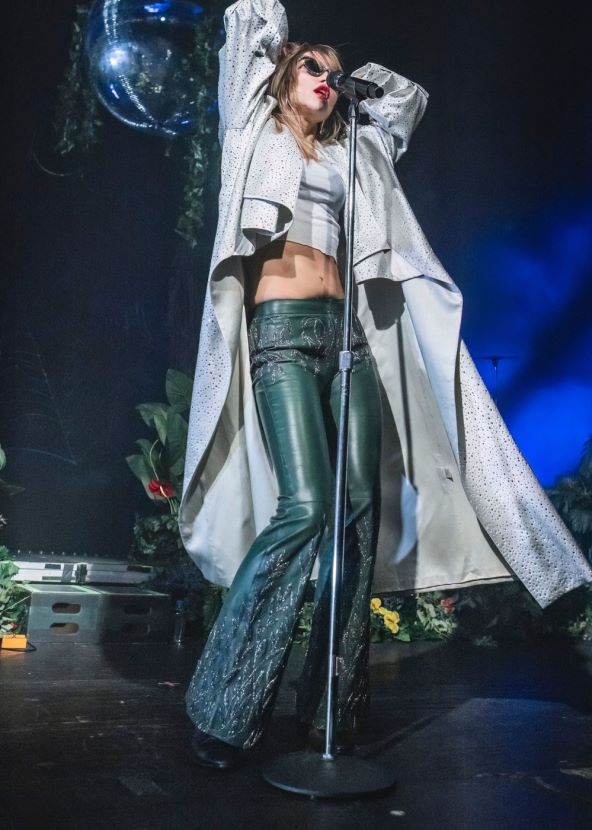 Suki Waterhouse nosi bundu i zvonolike traperice
