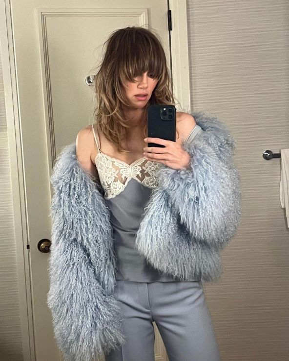 Suki Waterhouse nosi bundu i zvonolike traperice