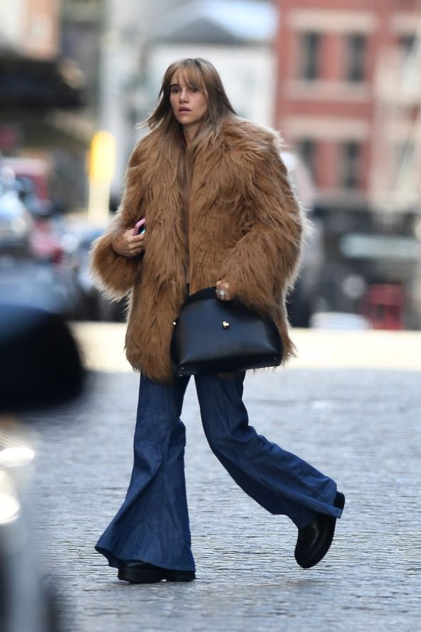Suki Waterhouse nosi bundu i zvonolike traperice