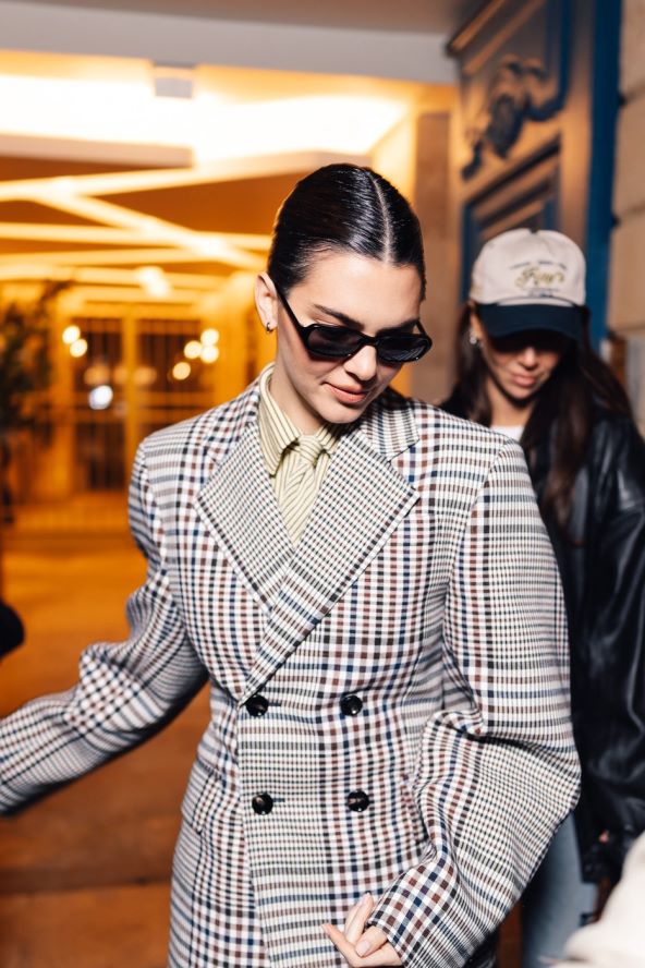 Kendall Jenner nosi trendi karirani blejzer