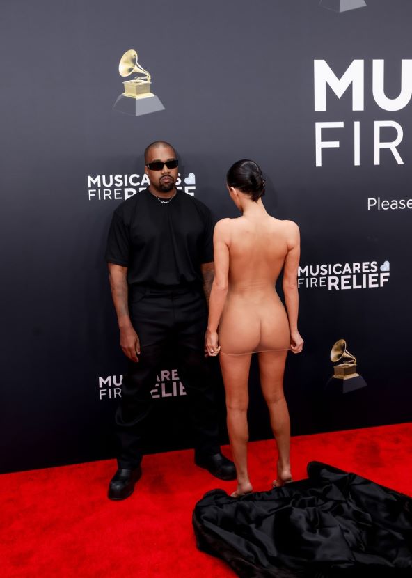 Kanye West i Bianca Censori priredili show na Grammy red carpetu