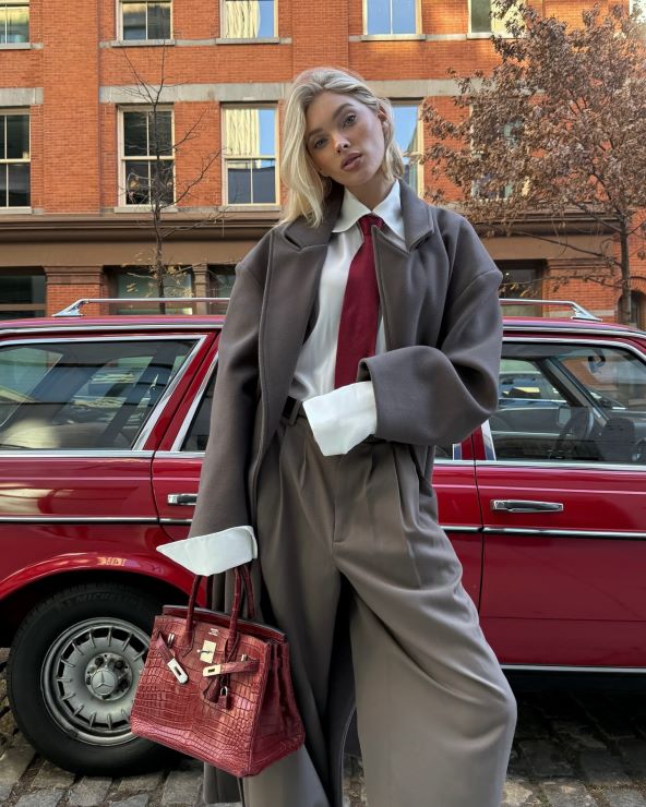 Elsa Hosk odlično kombinira smeđe i bordo modne outfite