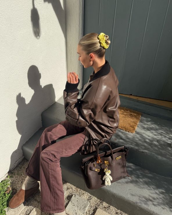 Elsa Hosk odlično kombinira smeđe i bordo modne outfite