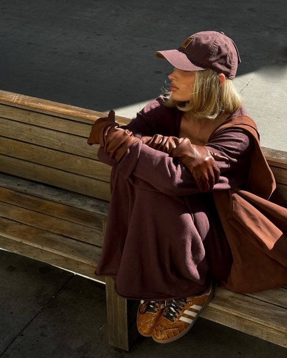 Elsa Hosk odlično kombinira smeđe i bordo modne outfite
