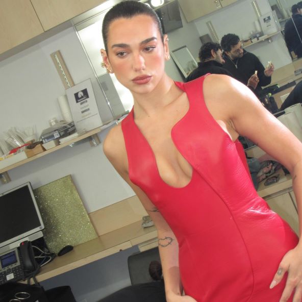 Hailey Bieber i Dua Lipa nose trendi Ferragamo haljinu