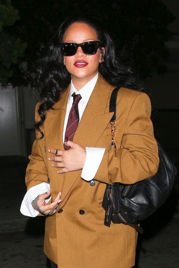 Rihanna odlično nosi blejzer, bijelu košulju i kravatu