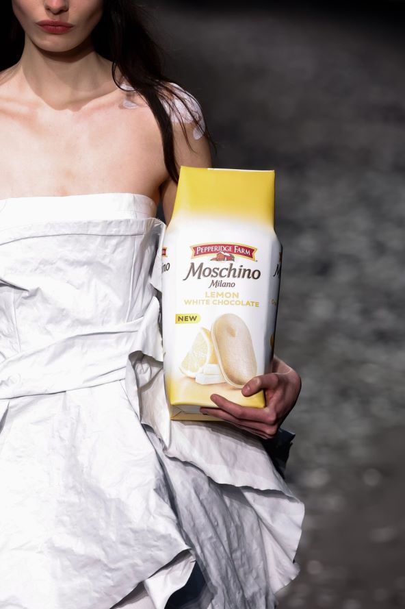 Moschino predstavio zabavnu kolekciju u Milanu