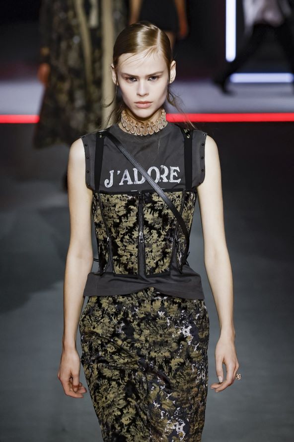 Dior opet ima kultnu majicu JAdore Dior koju je proslavila Carrie Bradshaw