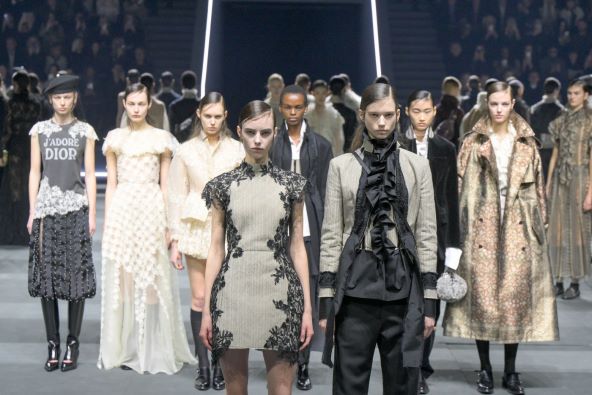 Dior opet ima kultnu majicu JAdore Dior koju je proslavila Carrie Bradshaw
