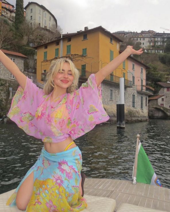 Sabrina Carpenter nosi prozirne komade u Italiji