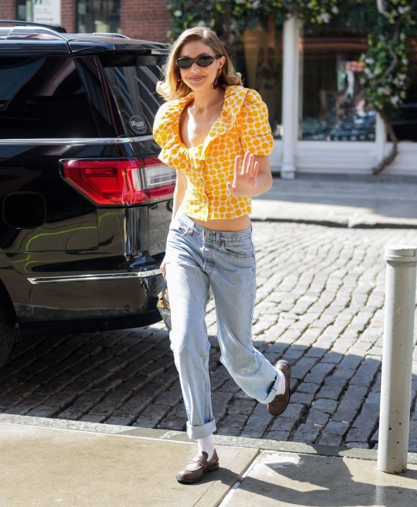 Gigi Hadid u žutom polka dot topu