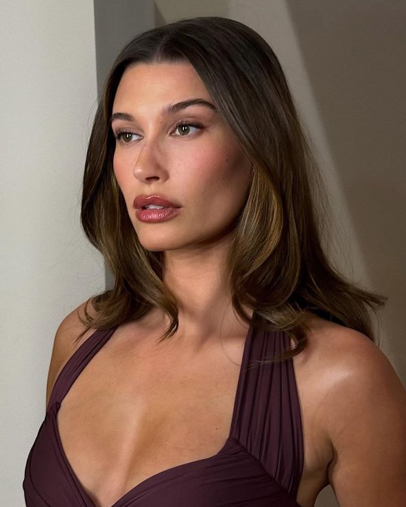 Hailey Bieber u ljubičastoj Saint Laurent haljini