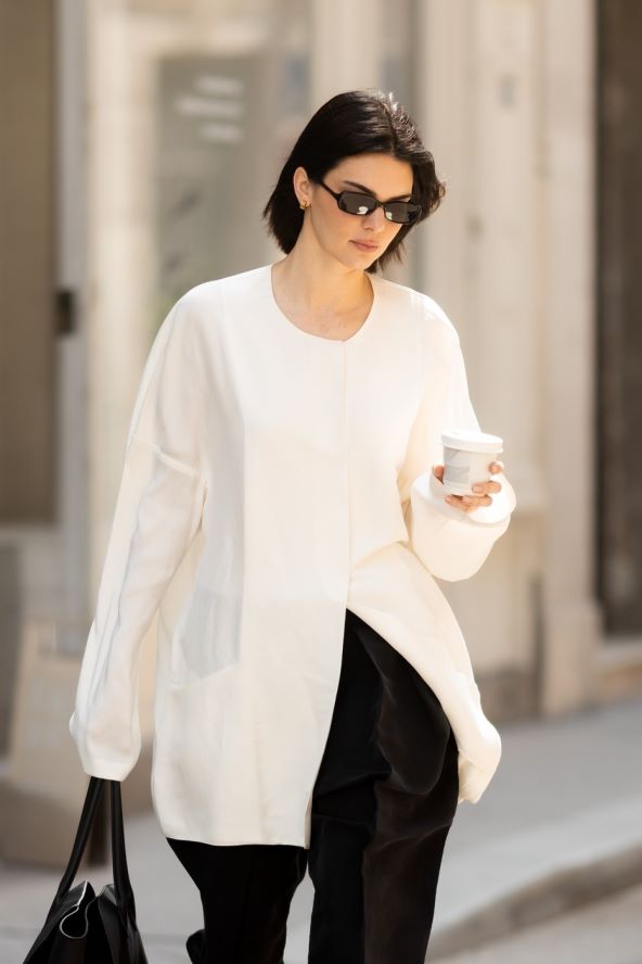 Kendall Jenner u elegantnoj modnoj kombinaciji za proljeće 2025
