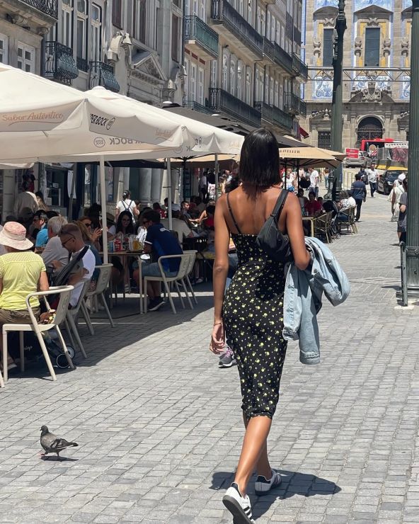 Kako nositi haljine i suknje s tenisicama proljeće 2025