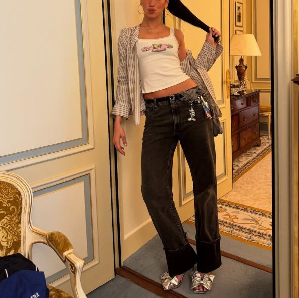 Dua Lipa nosi košulju na prugice