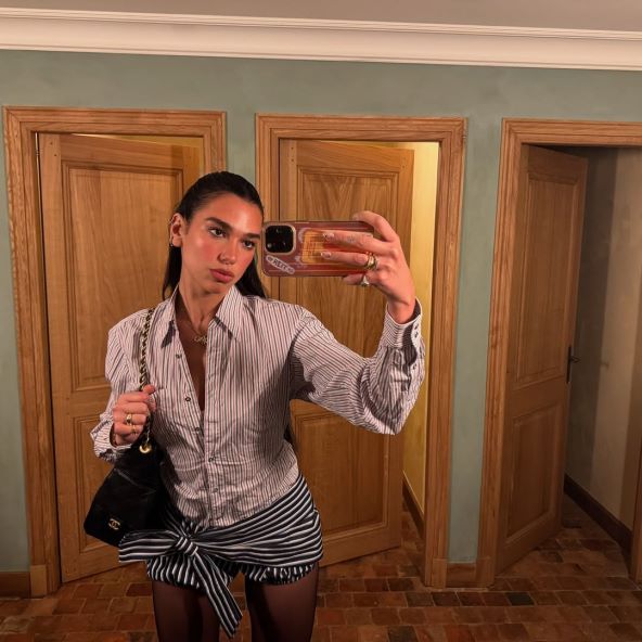 Dua Lipa nosi košulju na prugice
