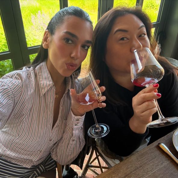 Dua Lipa nosi košulju na prugice