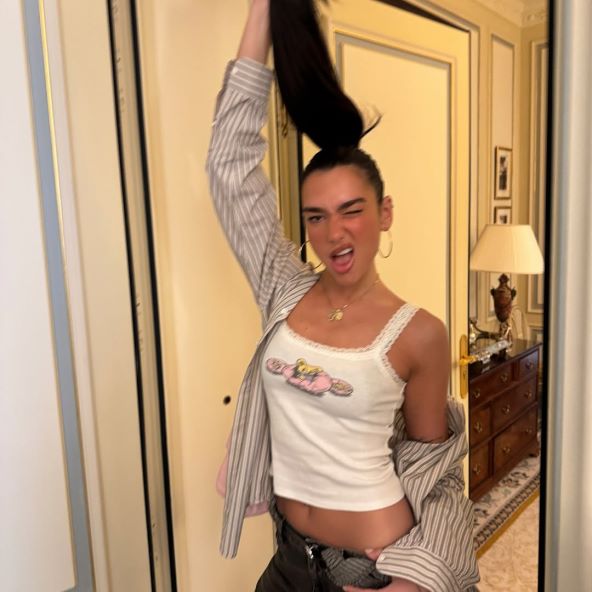 Dua Lipa nosi košulju na prugice