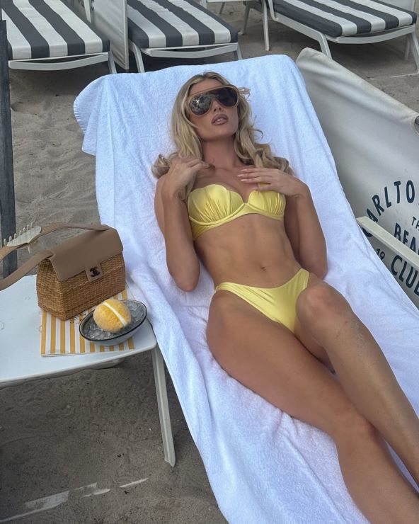 Elsa Hosk kupaći kostimi za ljeto 2025