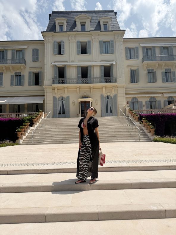 Sofia Richie nosi hlače širokih nogavica zebra uzorka
