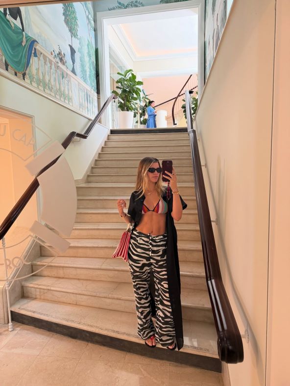 Sofia Richie nosi hlače širokih nogavica zebra uzorka