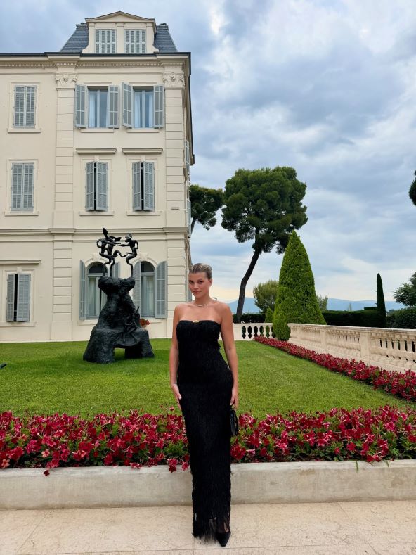 Sofia Richie nosi hlače širokih nogavica zebra uzorka